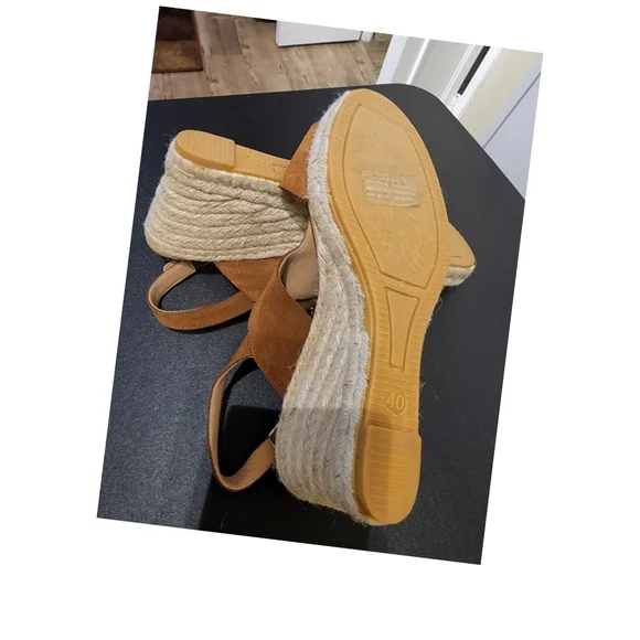 Footwear - Picture 3 of 4